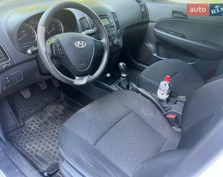 Белый Хендай i30, объемом двигателя 1.4 л и пробегом 120 тыс. км за 7200 $, фото 5 на Automoto.ua
