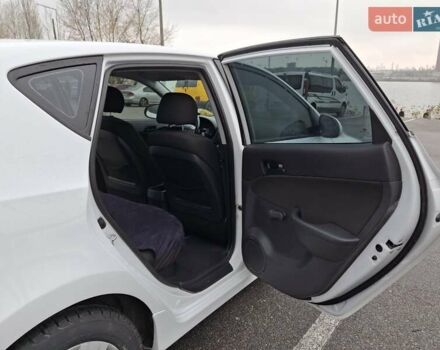 Белый Хендай i30, объемом двигателя 1.58 л и пробегом 226 тыс. км за 6500 $, фото 8 на Automoto.ua
