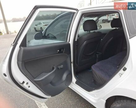 Белый Хендай i30, объемом двигателя 1.58 л и пробегом 226 тыс. км за 6500 $, фото 9 на Automoto.ua