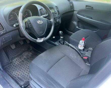 Белый Хендай i30, объемом двигателя 1.4 л и пробегом 120 тыс. км за 6200 $, фото 4 на Automoto.ua