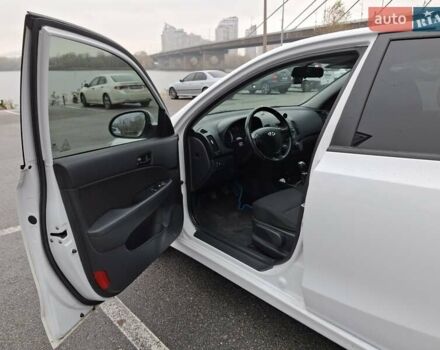 Белый Хендай i30, объемом двигателя 1.58 л и пробегом 226 тыс. км за 6500 $, фото 11 на Automoto.ua