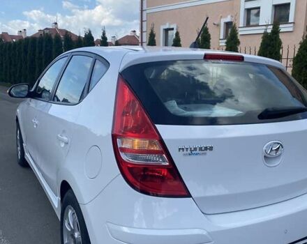 Белый Хендай i30, объемом двигателя 1.6 л и пробегом 191 тыс. км за 6800 $, фото 11 на Automoto.ua