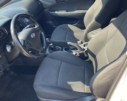 Белый Хендай i30, объемом двигателя 1.4 л и пробегом 225 тыс. км за 5599 $, фото 4 на Automoto.ua