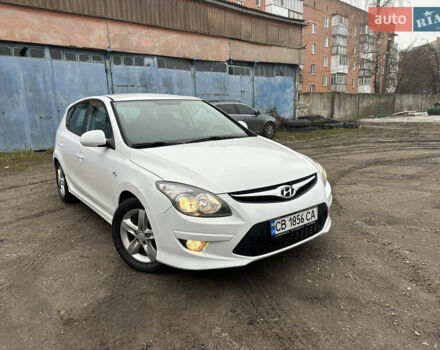 Белый Хендай i30, объемом двигателя 1.58 л и пробегом 180 тыс. км за 7300 $, фото 1 на Automoto.ua