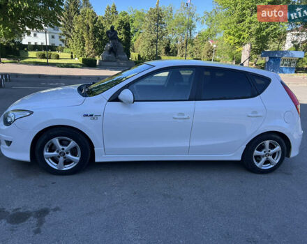 Белый Хендай i30, объемом двигателя 1.58 л и пробегом 263 тыс. км за 6500 $, фото 1 на Automoto.ua
