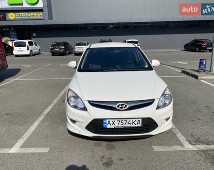 Белый Хендай i30, объемом двигателя 1.4 л и пробегом 225 тыс. км за 5599 $, фото 3 на Automoto.ua