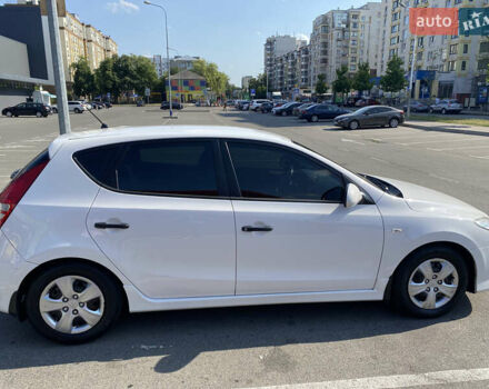 Белый Хендай i30, объемом двигателя 1.4 л и пробегом 225 тыс. км за 5599 $, фото 2 на Automoto.ua