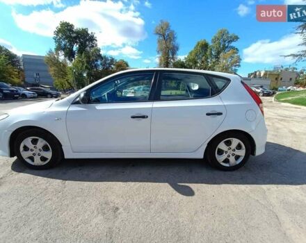 Белый Хендай i30, объемом двигателя 1.4 л и пробегом 248 тыс. км за 7000 $, фото 2 на Automoto.ua