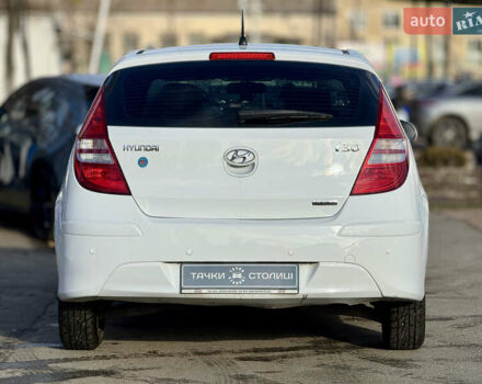 Белый Хендай i30, объемом двигателя 1.6 л и пробегом 227 тыс. км за 6500 $, фото 3 на Automoto.ua