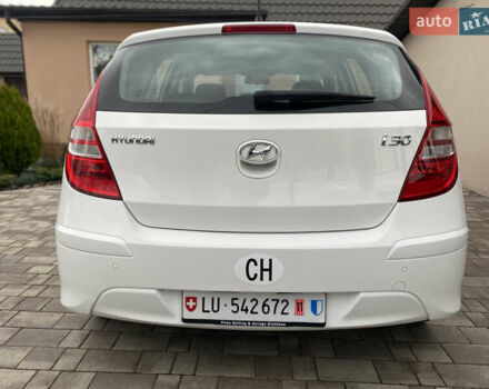 Белый Хендай i30, объемом двигателя 1.6 л и пробегом 135 тыс. км за 7190 $, фото 9 на Automoto.ua