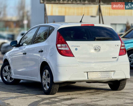 Белый Хендай i30, объемом двигателя 1.6 л и пробегом 227 тыс. км за 6500 $, фото 2 на Automoto.ua