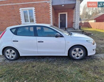 Белый Хендай i30, объемом двигателя 1.4 л и пробегом 120 тыс. км за 7805 $, фото 1 на Automoto.ua