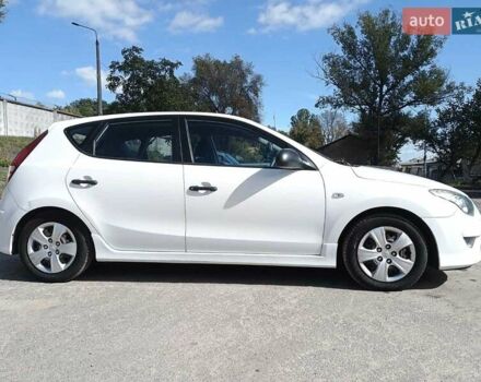 Белый Хендай i30, объемом двигателя 1.4 л и пробегом 248 тыс. км за 7000 $, фото 7 на Automoto.ua