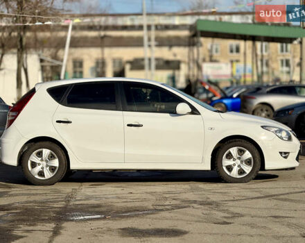 Белый Хендай i30, объемом двигателя 1.6 л и пробегом 227 тыс. км за 6500 $, фото 5 на Automoto.ua