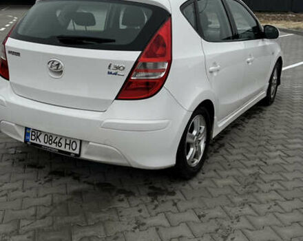 Белый Хендай i30, объемом двигателя 1.58 л и пробегом 261 тыс. км за 4900 $, фото 2 на Automoto.ua