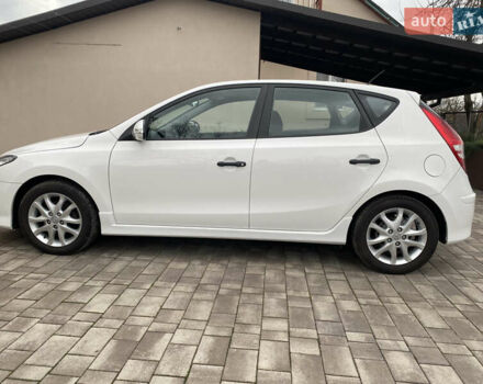 Белый Хендай i30, объемом двигателя 1.6 л и пробегом 135 тыс. км за 7190 $, фото 7 на Automoto.ua