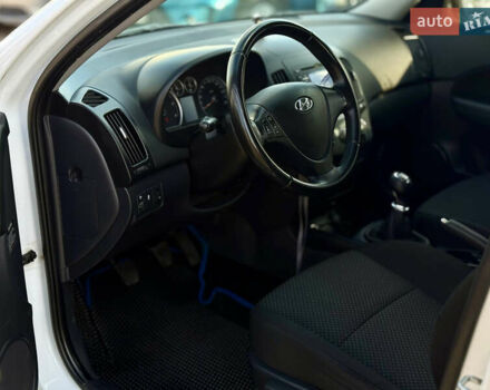 Белый Хендай i30, объемом двигателя 1.6 л и пробегом 227 тыс. км за 6500 $, фото 8 на Automoto.ua