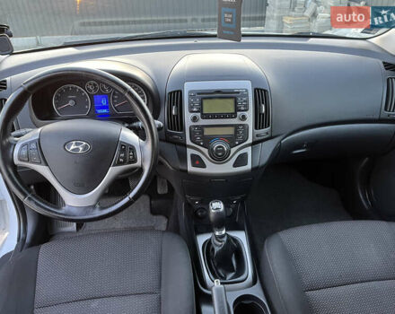 Білий Хендай i30, об'ємом двигуна 1.6 л та пробігом 205 тис. км за 6300 $, фото 7 на Automoto.ua