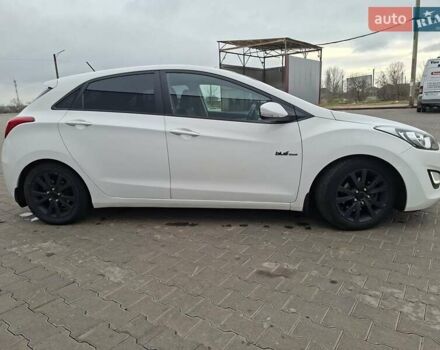 Белый Хендай i30, объемом двигателя 1.58 л и пробегом 255 тыс. км за 7500 $, фото 1 на Automoto.ua