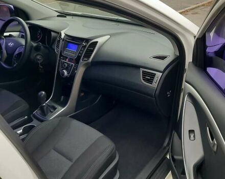 Белый Хендай i30, объемом двигателя 1.4 л и пробегом 121 тыс. км за 8500 $, фото 5 на Automoto.ua