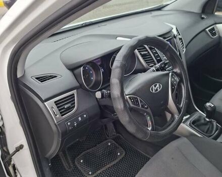 Белый Хендай i30, объемом двигателя 1.58 л и пробегом 255 тыс. км за 7500 $, фото 5 на Automoto.ua