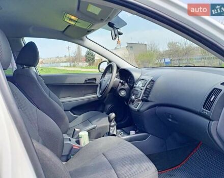 Белый Хендай i30, объемом двигателя 1.6 л и пробегом 175 тыс. км за 6300 $, фото 5 на Automoto.ua