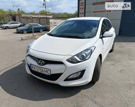 Белый Хендай i30, объемом двигателя 1.4 л и пробегом 162 тыс. км за 8800 $, фото 4 на Automoto.ua