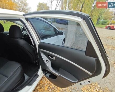 Белый Хендай i30, объемом двигателя 1.4 л и пробегом 105 тыс. км за 8400 $, фото 21 на Automoto.ua