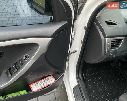 Белый Хендай i30, объемом двигателя 1.4 л и пробегом 239 тыс. км за 5500 $, фото 6 на Automoto.ua