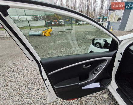 Білий Хендай i30, об'ємом двигуна 1.4 л та пробігом 105 тис. км за 8400 $, фото 10 на Automoto.ua