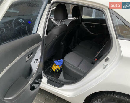 Белый Хендай i30, объемом двигателя 1.4 л и пробегом 239 тыс. км за 5500 $, фото 9 на Automoto.ua