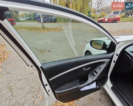 Белый Хендай i30, объемом двигателя 1.4 л и пробегом 105 тыс. км за 8400 $, фото 11 на Automoto.ua