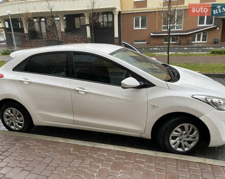 Белый Хендай i30, объемом двигателя 1.4 л и пробегом 239 тыс. км за 5500 $, фото 1 на Automoto.ua