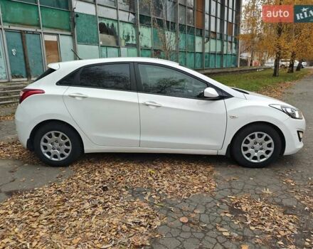 Белый Хендай i30, объемом двигателя 1.4 л и пробегом 105 тыс. км за 8400 $, фото 4 на Automoto.ua