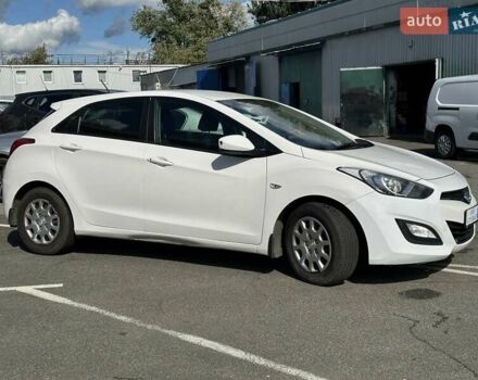 Белый Хендай i30, объемом двигателя 1.4 л и пробегом 198 тыс. км за 8490 $, фото 3 на Automoto.ua