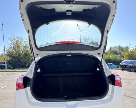 Білий Хендай i30, об'ємом двигуна 1.59 л та пробігом 158 тис. км за 12400 $, фото 16 на Automoto.ua