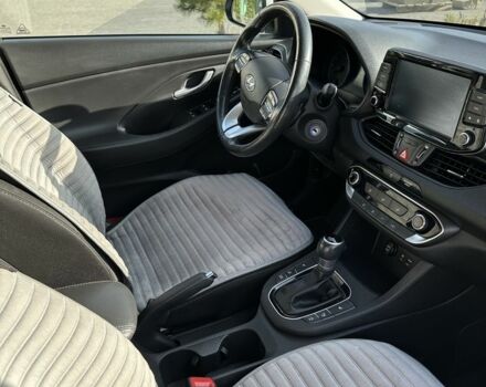 Білий Хендай i30, об'ємом двигуна 1.4 л та пробігом 210 тис. км за 12000 $, фото 5 на Automoto.ua