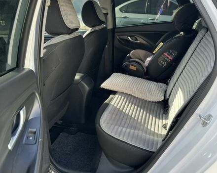 Білий Хендай i30, об'ємом двигуна 1.4 л та пробігом 210 тис. км за 12000 $, фото 8 на Automoto.ua