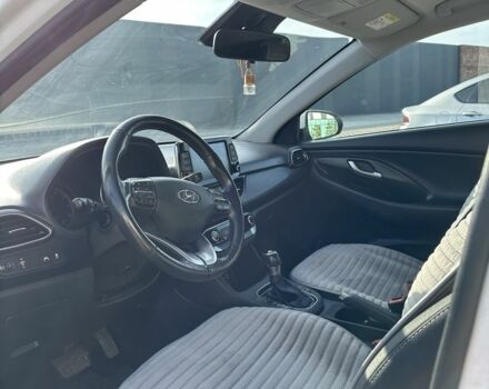 Білий Хендай i30, об'ємом двигуна 1.4 л та пробігом 210 тис. км за 12000 $, фото 6 на Automoto.ua