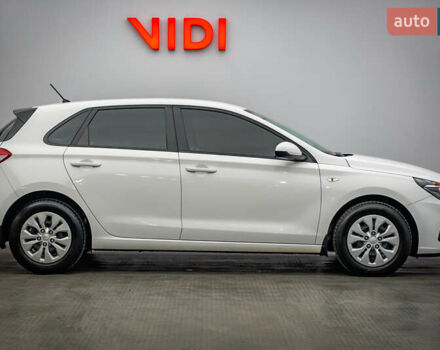 Белый Хендай i30, объемом двигателя 1.5 л и пробегом 23 тыс. км за 18915 $, фото 3 на Automoto.ua