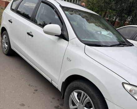 Белый Хендай i30, объемом двигателя 1.58 л и пробегом 270 тыс. км за 6200 $, фото 2 на Automoto.ua