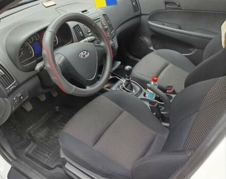 Белый Хендай i30, объемом двигателя 1.6 л и пробегом 155 тыс. км за 6500 $, фото 4 на Automoto.ua