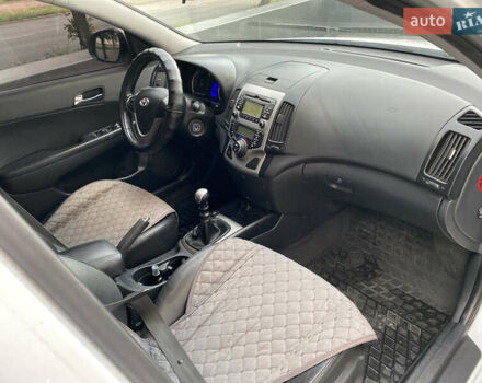Белый Хендай i30, объемом двигателя 1.59 л и пробегом 253 тыс. км за 7000 $, фото 6 на Automoto.ua