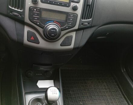 Белый Хендай i30, объемом двигателя 1.6 л и пробегом 330 тыс. км за 3500 $, фото 8 на Automoto.ua