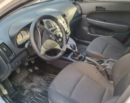 Белый Хендай i30, объемом двигателя 1.4 л и пробегом 220 тыс. км за 7000 $, фото 4 на Automoto.ua