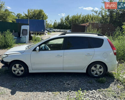 Белый Хендай i30, объемом двигателя 1.4 л и пробегом 266 тыс. км за 2500 $, фото 5 на Automoto.ua