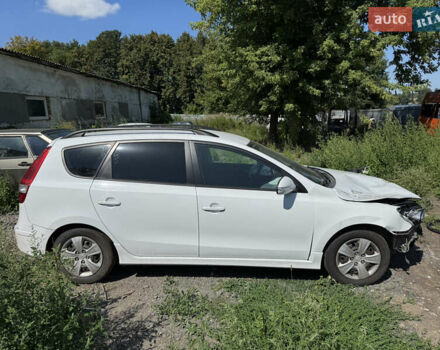 Белый Хендай i30, объемом двигателя 1.4 л и пробегом 266 тыс. км за 2500 $, фото 3 на Automoto.ua