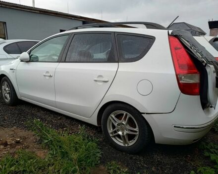Белый Хендай i30, объемом двигателя 1.6 л и пробегом 330 тыс. км за 3500 $, фото 6 на Automoto.ua