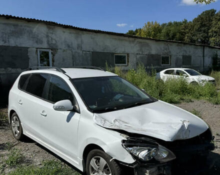 Белый Хендай i30, объемом двигателя 1.4 л и пробегом 266 тыс. км за 2500 $, фото 2 на Automoto.ua