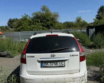 Белый Хендай i30, объемом двигателя 1.4 л и пробегом 266 тыс. км за 2500 $, фото 4 на Automoto.ua